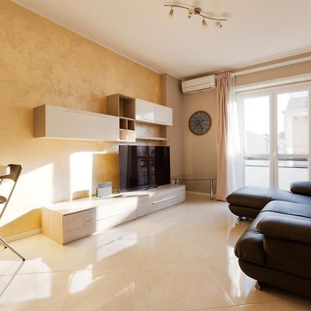 Niguarda Bright Apartment W/ Balcony Милано Екстериор снимка
